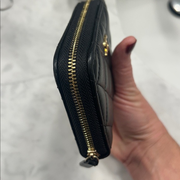 Designer-inspired mini zip wallet - Picture 4 of 8